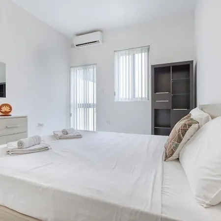 Cosy 1br Penthouse With Private Terrace In Gzira By 360 Estates * Sliema