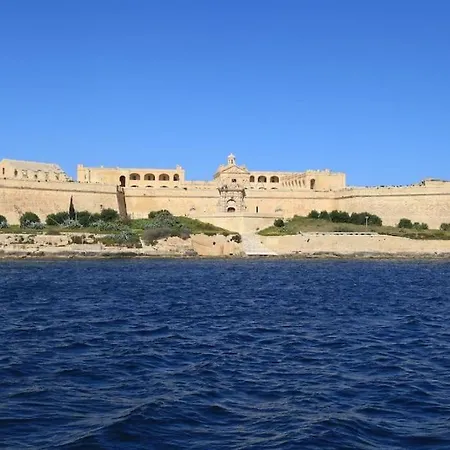 Cosy 1br Penthouse With Private Terrace In Gzira By 360 Estates * Sliema