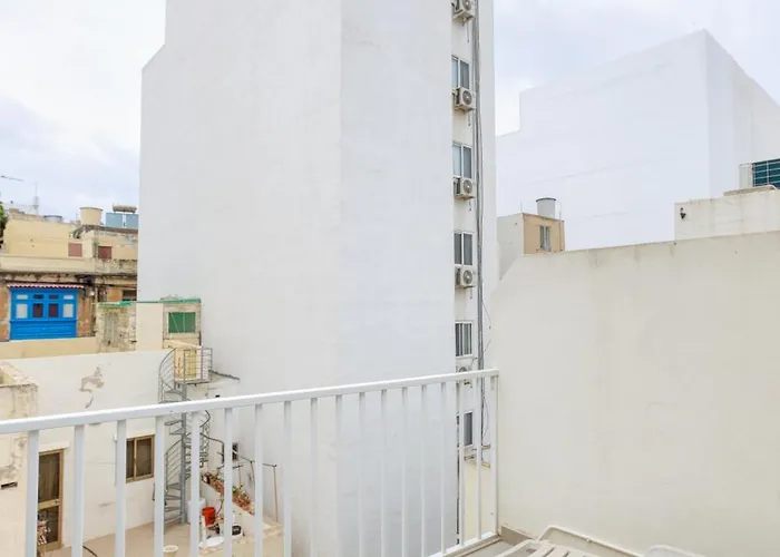 Cosy 1br Penthouse With Private Terrace In Gzira By 360 Estates *