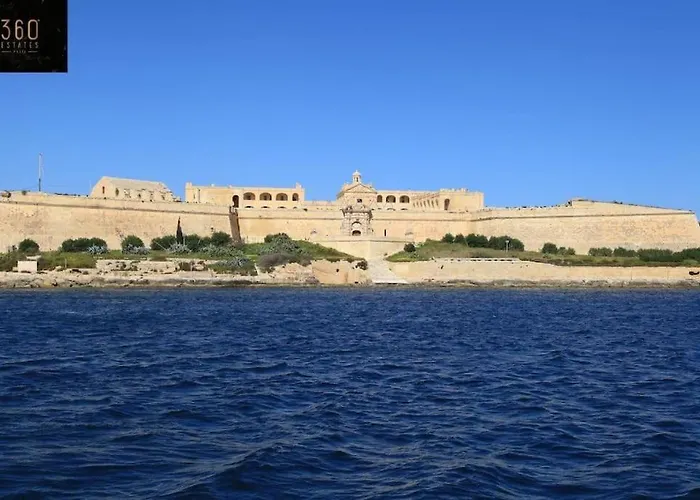 Cosy 1br Penthouse With Private Terrace In Gzira By 360 Estates * Sliema