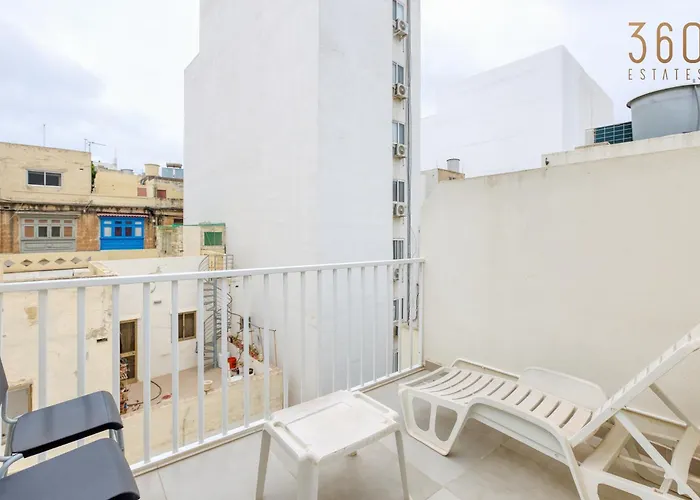 Cosy 1br Penthouse With Private Terrace In Gzira By 360 Estates