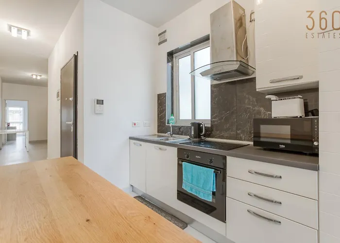 Cosy 1br Penthouse With Private Terrace In Gzira By 360 Estates Sliema