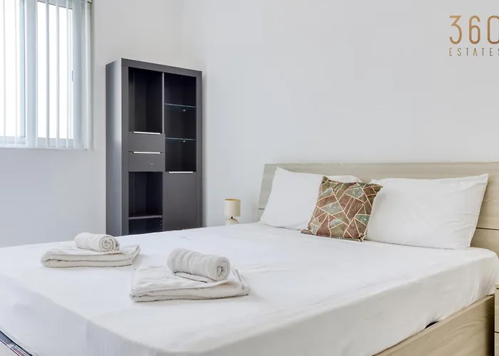 Cosy 1br Penthouse With Private Terrace In Gzira By 360 Estates * Sliema