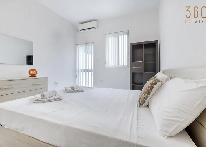 Cosy 1br Penthouse With Private Terrace In Gzira By 360 Estates * Sliema